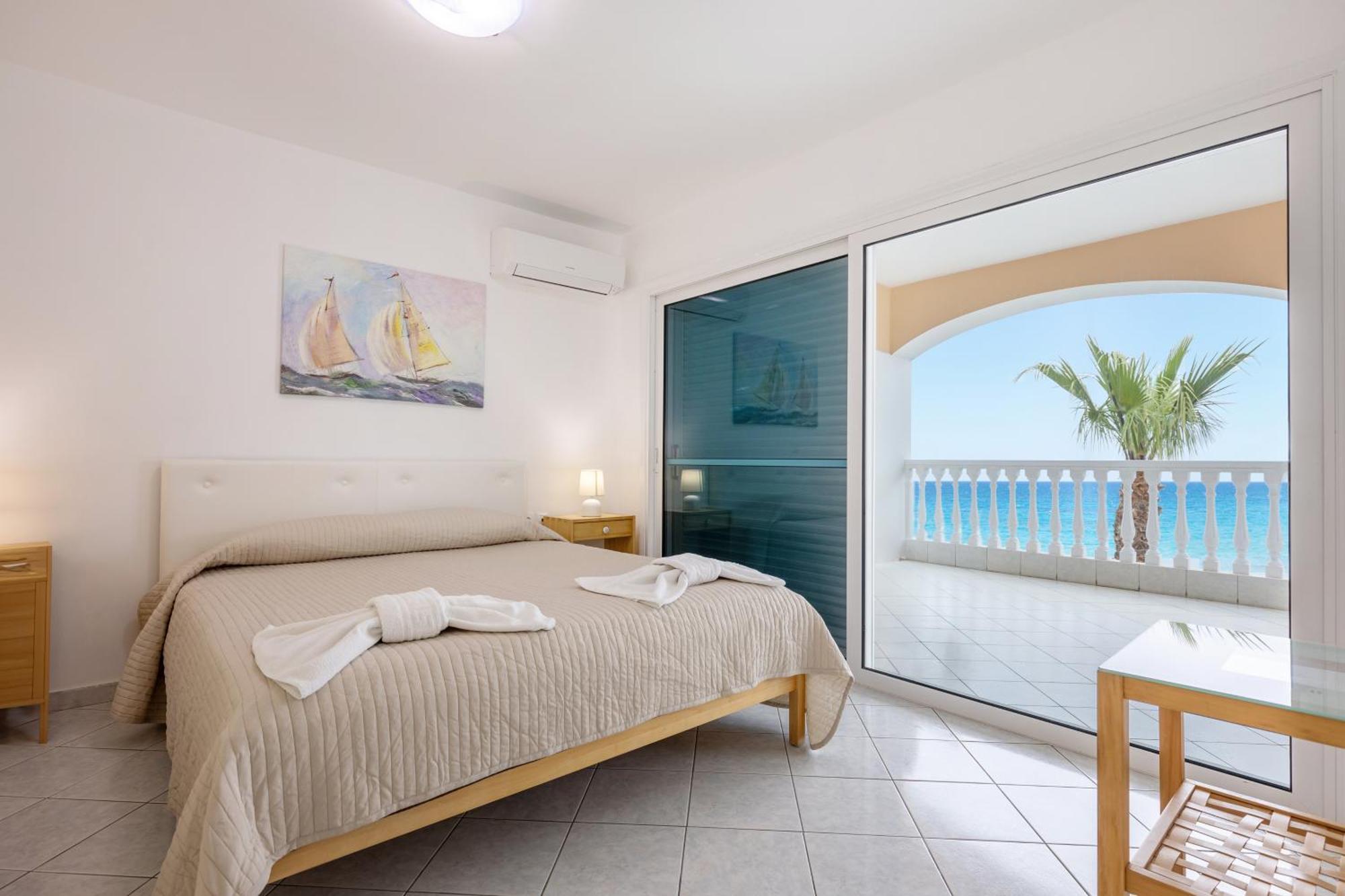Playa Del Zante Apartment Amoudi Bagian luar foto